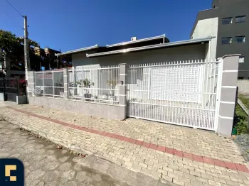 Imagem do anúnio: Vendo casa em Balneário Piçarras , Santa Catarina no bairro Itacolomi